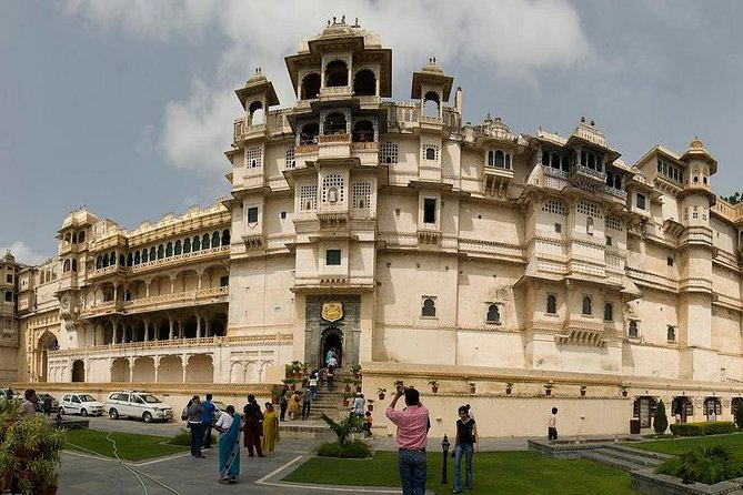 Udaipur Sightseeing Day Tour Including Aarti Ceremony - City Palace Visit