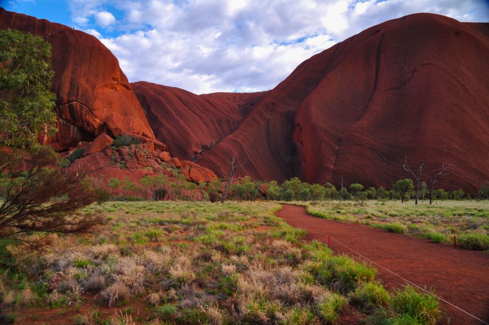 Uluru: Sacred Sites Tour Sparkling at Sunset & BBQ Dinner - Tour Experience
