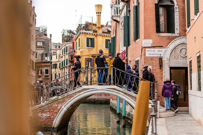 Venice Walking Theatre Show - the Codega - Explore Venices Sidestreets