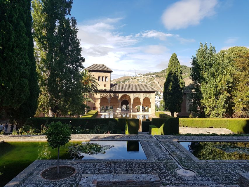Alhambra: Generalife Gardens & Alcazaba Fast-Track Tour - Itinerary Details
