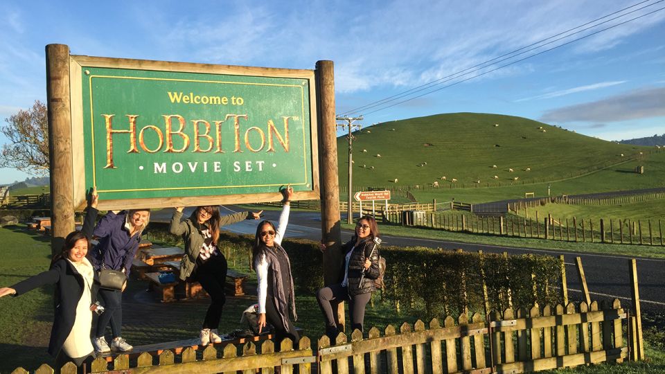 Auckland: Hobbiton Movie Set and Waitomo Small Group Tour - Tour Itinerary