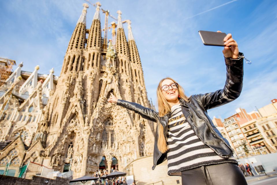 Barcelona: Foodie Walking Tour With Sagrada Familia Tickets - Participant & Date Selection