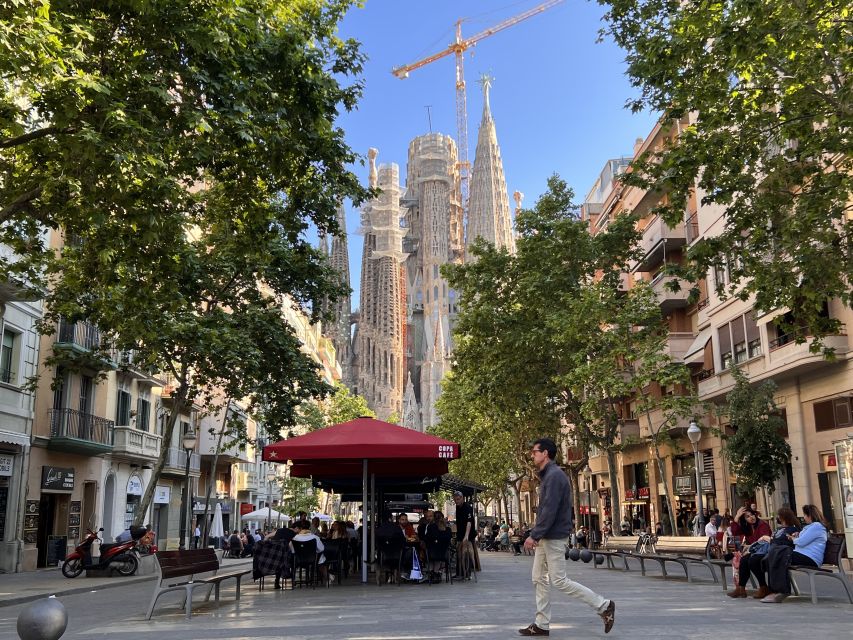 Barcelona: Gaudí Walking Tour With Sagrada Familia Ticket - Live Tour Guide Options