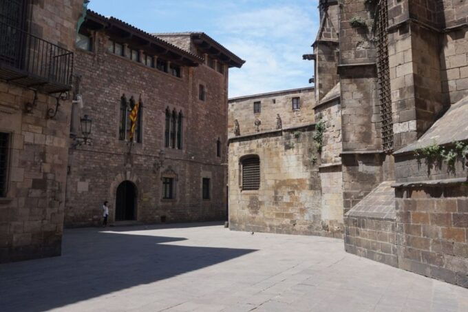 Barcelona: Gothic Quarter Legends Walking Tour With Tapas - Inclusions