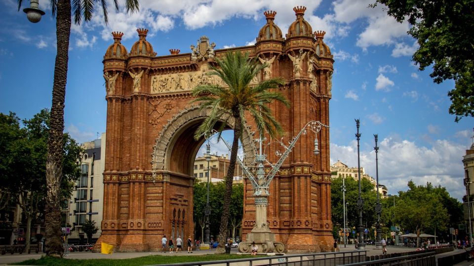 Barcelona: Private Photography and City Highlights Bike Tour