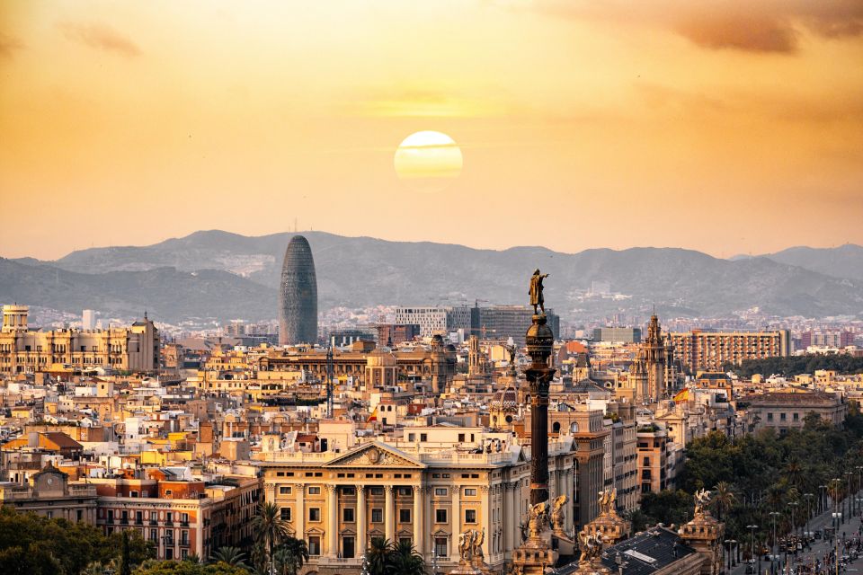 Barcelona: Sagrada Familia, Modernism, and Old Town Tour - Itinerary