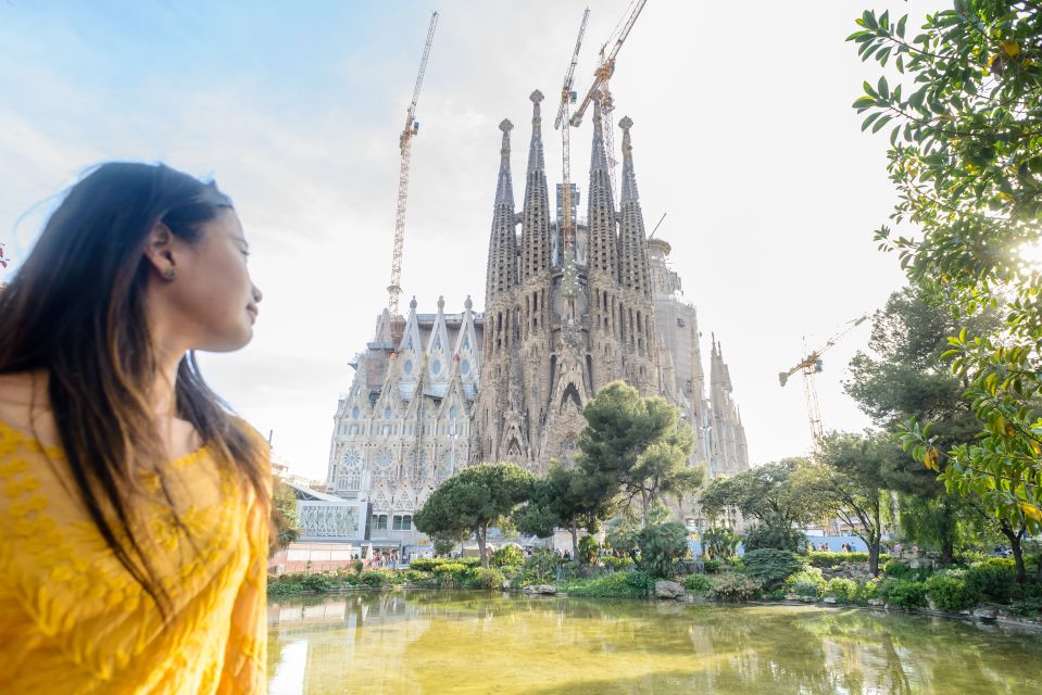 Barcelona: Sagrada Familia Tour & Optional Tower Visit - Tour Description