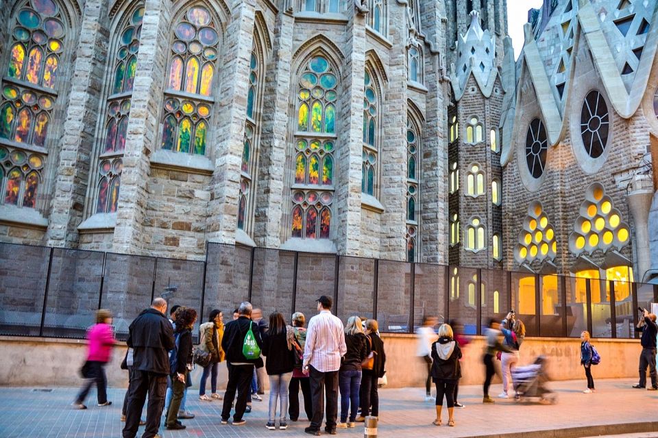 Barcelona: Skip-the-Line Sagrada Familia & Park Güell Tour - Detailed Tour Description