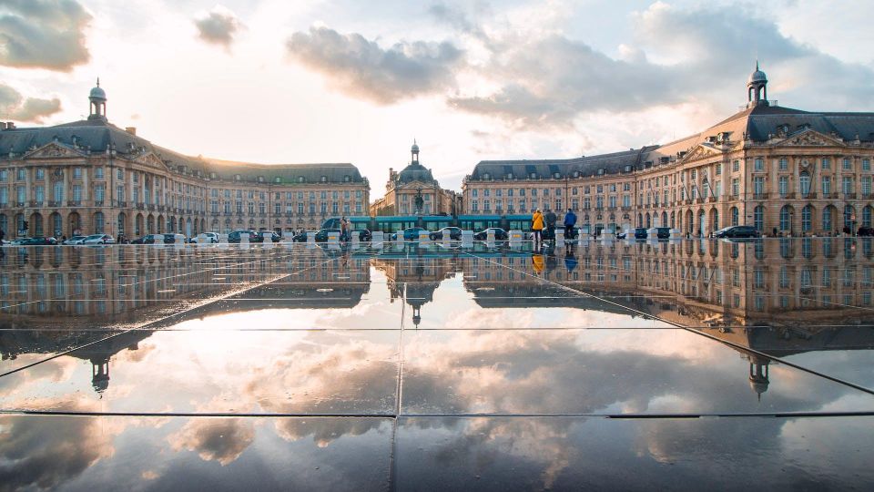 Bordeaux : Discovery Stroll and Reading Walking Tour - Tour Description