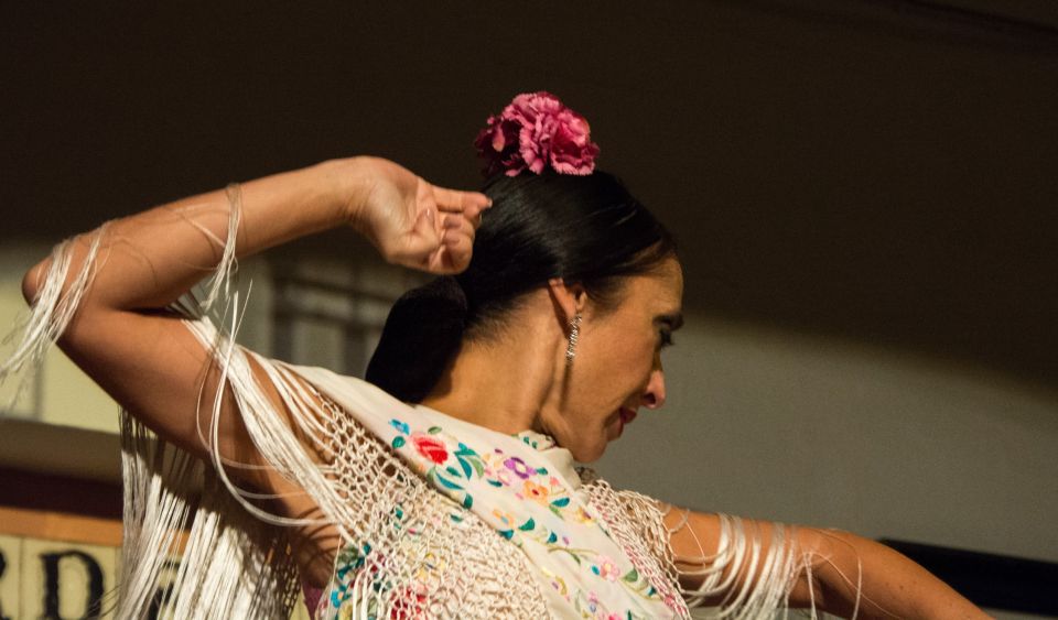 Córdoba: Flamenco Show Ticket With Drinks - Host and Venue Information