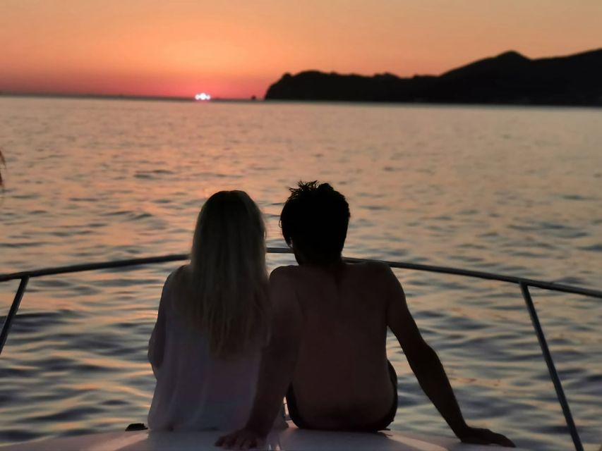 Fira: Private Sunset Cruise With Bbq, Drinks and Hot Springs - Description and Important Information