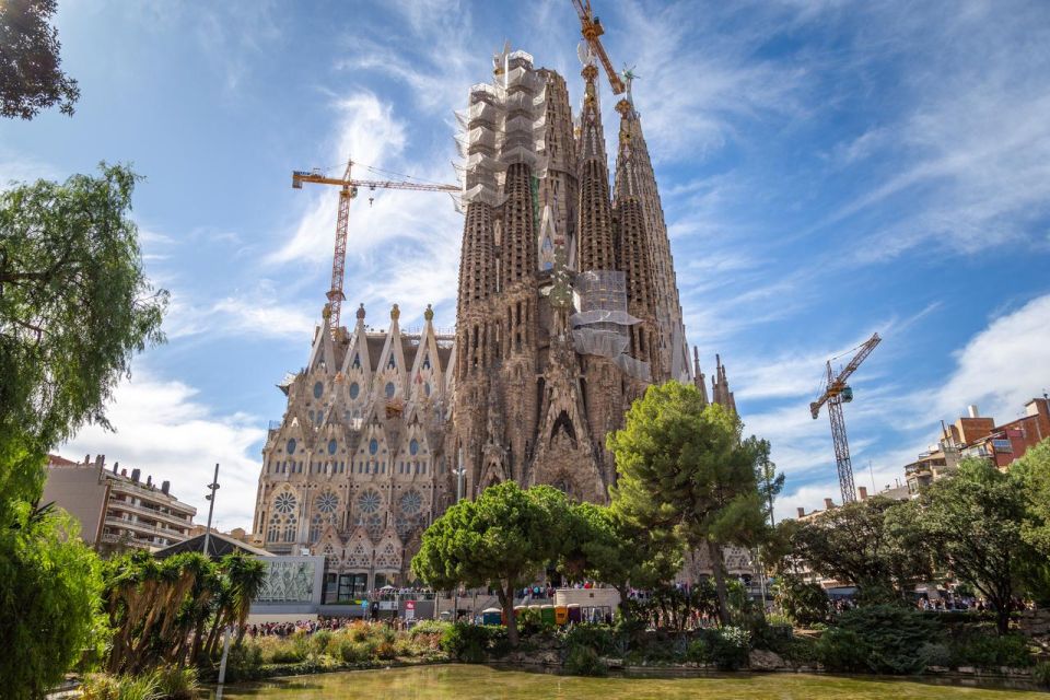 Gaudí Tour: Must-See Monuments & Hidden Gems of Modernism - Modernist Marvel: Casa Milà