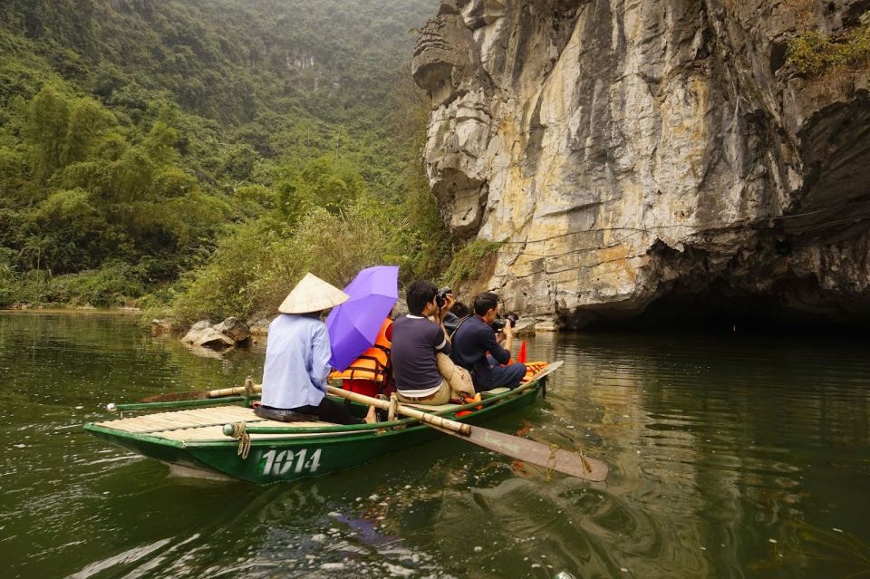 Hanoi: Mua Cave, Tuyet Tinh Coc Pagoda & Trang An Boat Tour - Savouring Local Cuisine