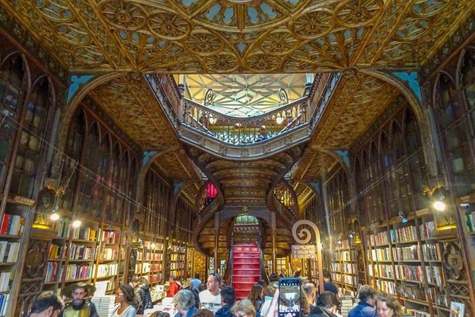 Harry Potter and Lello Bookshop Tour : Highlights and Hidden Gems - Gryffindor Fountain and More