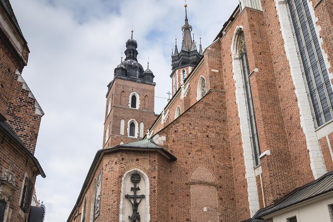 Highlights of Krakow: Old Town and Wawel Hill Guided Walking Tour - Meeting Point and Preparation