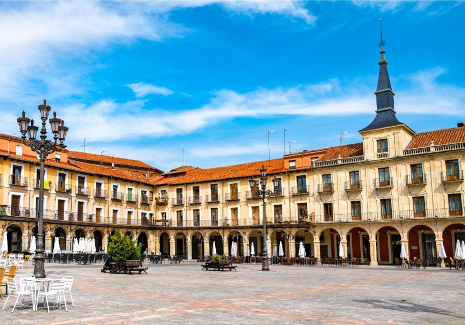 León Scavenger Hunt and Sights Self-Guided Tour - Tour Experience