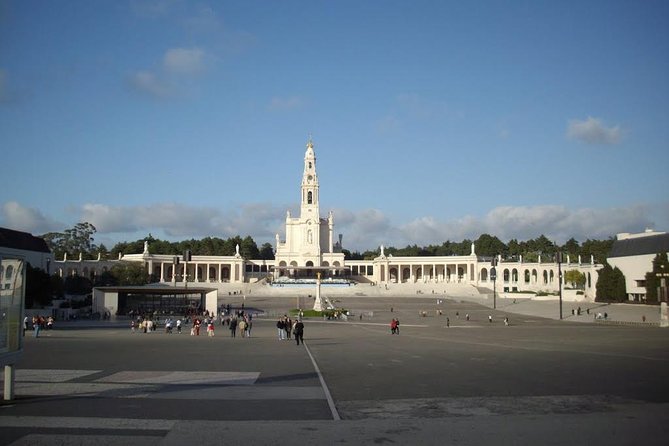 Lisbon and Fátima Sanctuary Private Tour - Included Lunch Details