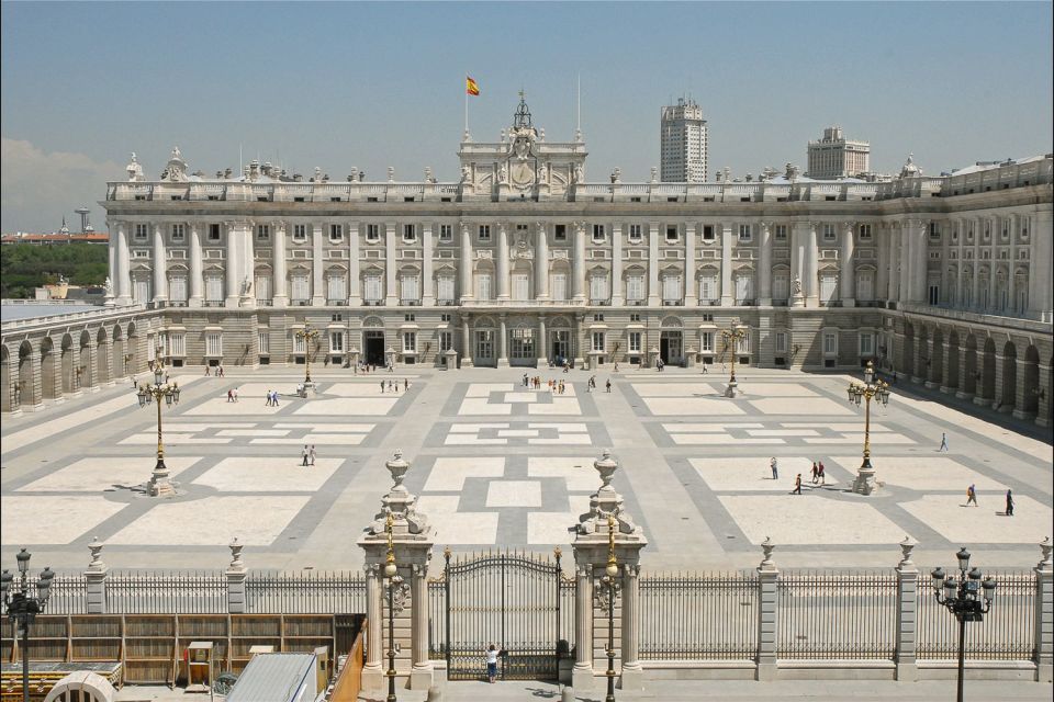 Madrid: El Prado Museum and the Royal Palace Walking Tour - Full Tour Description
