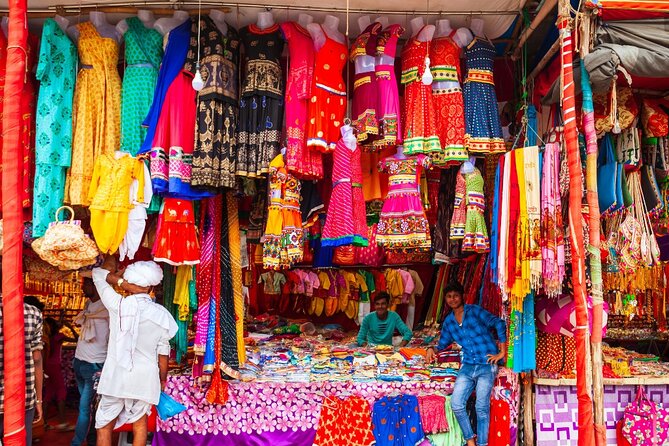 Old and New Delhi Shopping Tour With Local Expert - Must-Have Souvenirs From Delhi