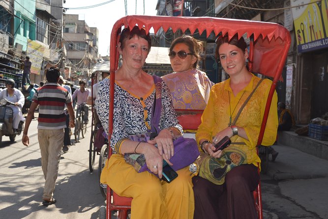 Old Delhi Photography & Food Tour With Rickshaw Ride to Masterji Kee Haveli - Rickshaw Ride Adventure