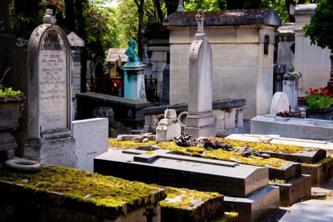 Paris: Famous Graves of Père Lachaise Small Group Tour - Includes