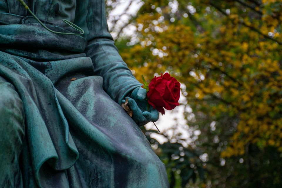 Père Lachaise Cemetery: A Stroll Through Immortal History - Artistic Beauty in Tombstones