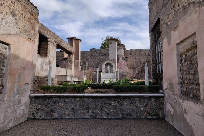 Pompeii to Vesuvius Tour With Skip-The-Line Tickets to Ruins & Volcanic Crater - Detailed Itinerary