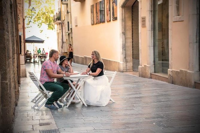 Private Photo Session With a Local Photographer in Reus - End Point