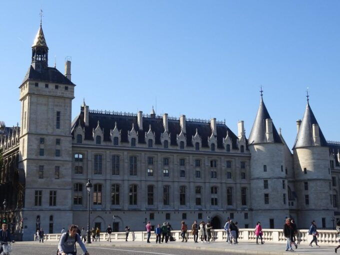 Private Walking Tour: Ste-Chapelle, Conciergerie, Notre Dame - Meeting Point