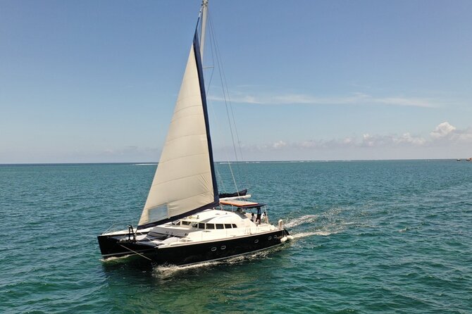 Puerto Morelos Catamaran Secret Sandbar Sail With Lunch and Drinks - Crew and Service Experience