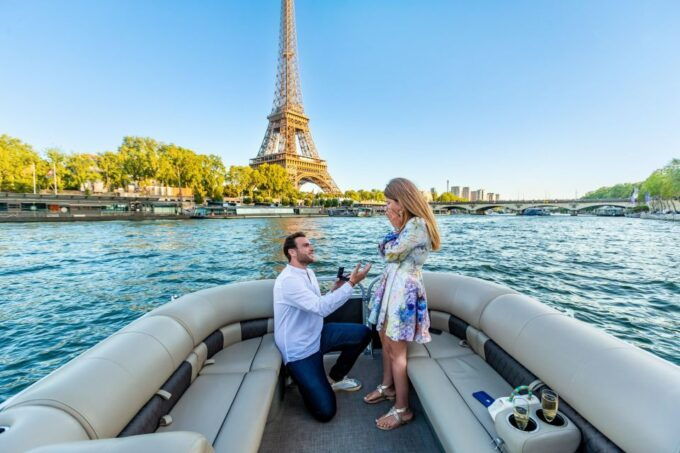 Romantic Photo Shooting on a Private Boat in Paris - Inclusions