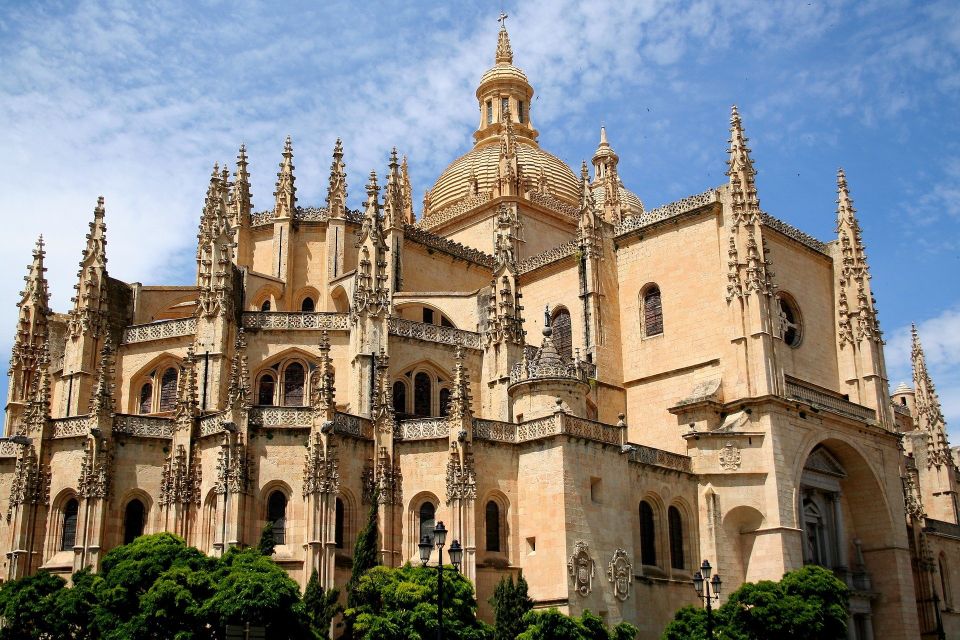 Segovia: Guided Walking Tour With Cathedral & Alcázar Entry - Alcázar Exploration