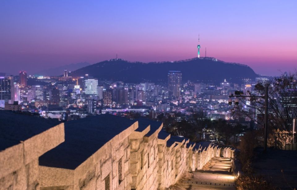 Seoul: Nighttime Tour of Palace, Market, Naksan Park & More - Tour Experience