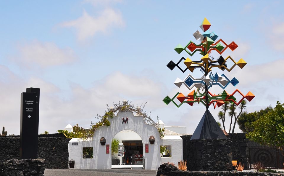 Teguise: Market and César Manrique Foundation Tour - Tour Activities