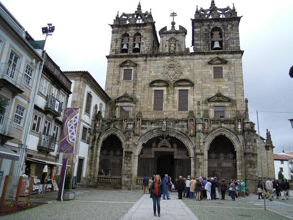 Transfer Porto Santiago De Compostela or Vice Versa With a Stop in Braga - Convenient Pickup and Drop-off Options