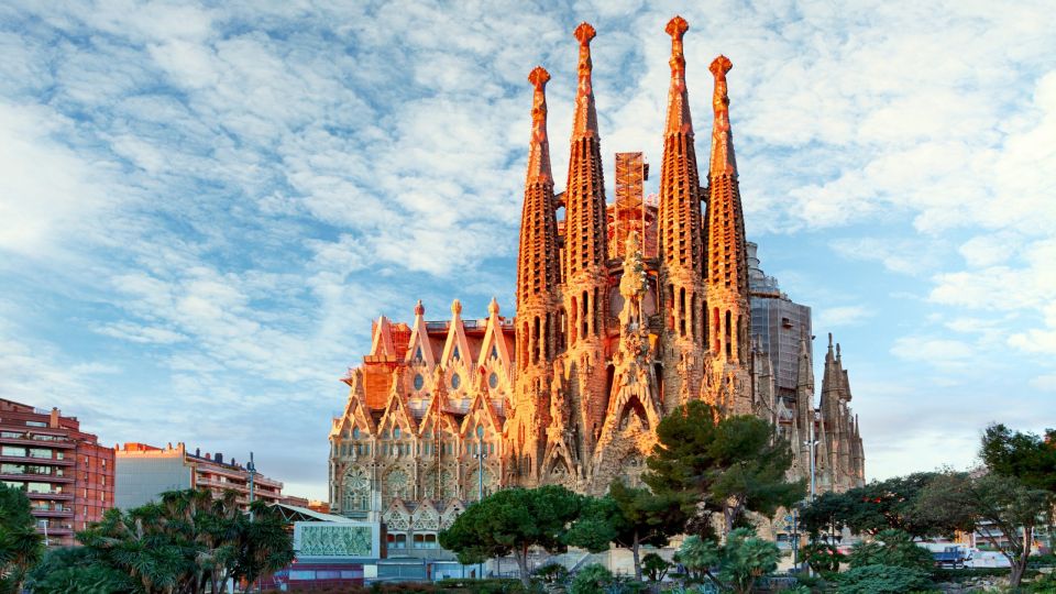 Walking Tour Sagrada Familia Basilica For European Tourist - Tailored for European Visitors