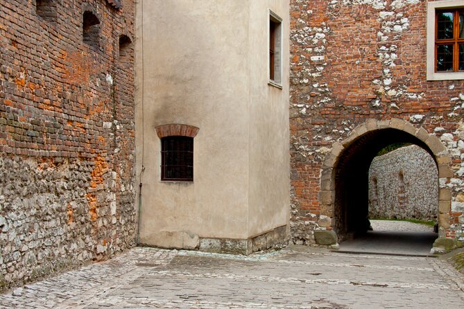 Wawel Castle and Cathedral Guided Walking Tour in Kraków - Group Size & Duration