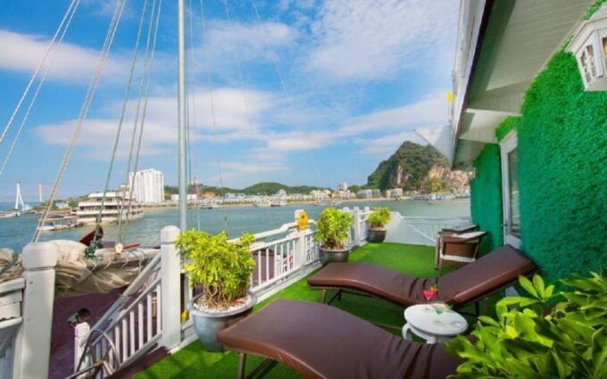 2-Day Ha Long and Bai Tu Long Cruise Luxury Cruise - Onboard Dining Experience