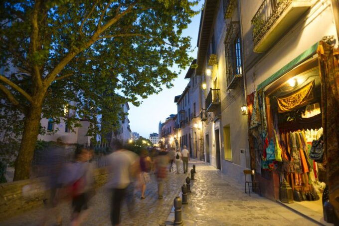 Albaicin and Sacromonte Evening Walking Tour - Common questions