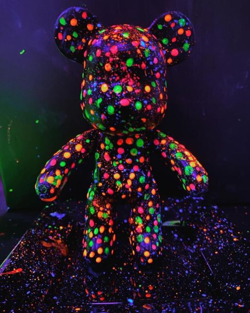 Barcelona: Bear-brick Fluorescent Painting | Wine and Art - Workshop Description