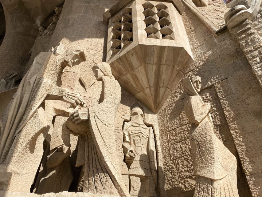 Barcelona: Gothic Quarter and Sagrada Familia Private Tour - Lunch and Gastronomic Experiences