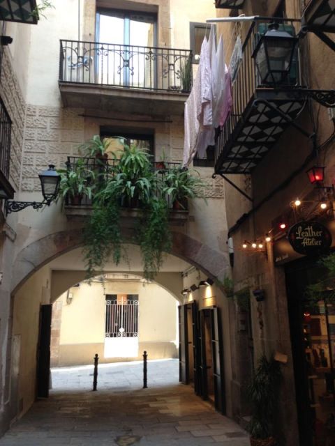 Barcelona: Gothic Quarter Walking Tour - Main Stop and Detailed Itinerary