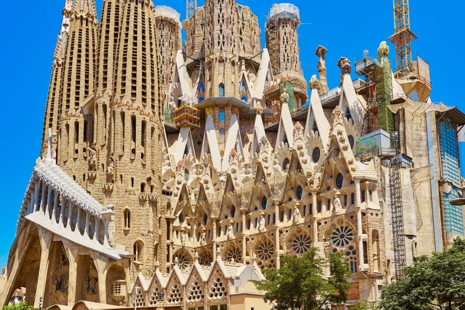 Barcelona Old Town and Top Attractions Private Car Tour - Sightseeing Highlights and Inclusions