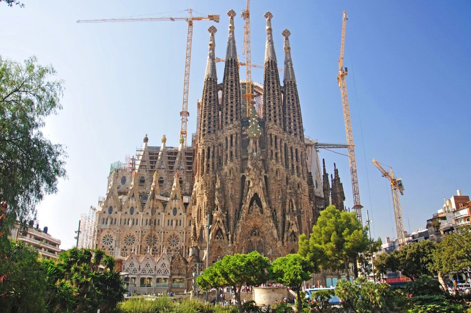 Barcelona: Sagrada Familia & Park Güell Guided Tour & Ticket - Full Description of the Experience