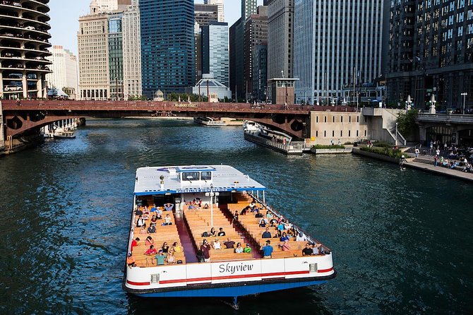 Chicago Architecture River Cruise in Spanish - Logistics: Transportation and Attire