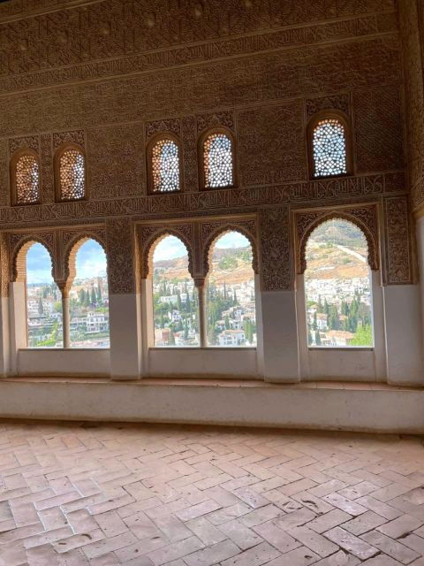 Granada: Alhambra & Nasrid Palaces Guided Tour With Tickets - Participant Information and Ratings