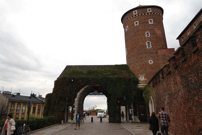 Krakow: Wawel Castle Guided Tour - Common questions