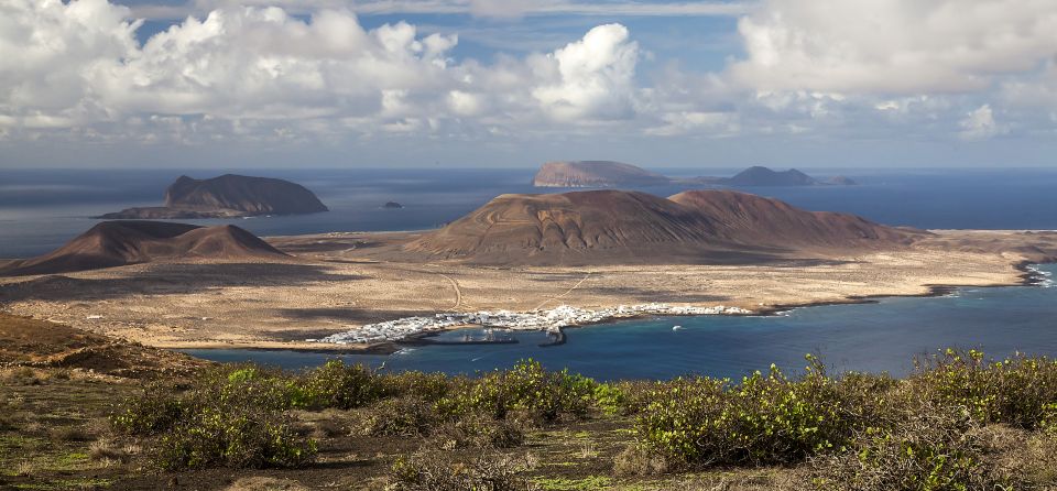 Lanzarote: Return Ferry to La Graciosa With Bus Pickup - Review Summary