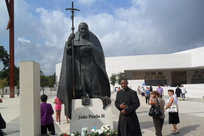 Lisbon and Fátima Sanctuary Private Tour - Exploring Lisbons Landmarks