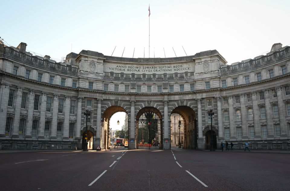 London: Top 15 Sights Walking Tour and London Dungeon Entry - The London Eye